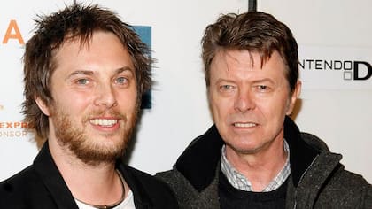 En 2009, Bowie junto a su hijo, el director Duncan Jones, en la premiere de su film Moon