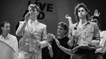 David Bowie y Bob Geldof en Live Aid; atrás, Pete Townshend, Paul McCartney y George Michael, entre otros