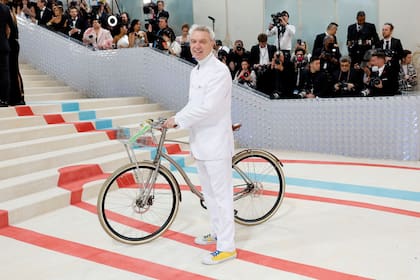 David Byrne llegó a la gala del MET con su infaltable compañía: la bicicleta