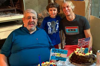 David cumple años el 30 de diciembre, el mismo día que su gran amigo Willy, su vecino y el tapicero del barrio. Ellos le hacen una torta y, con esa calidez, transmiten esa buena onda que él considera tener riqueza.