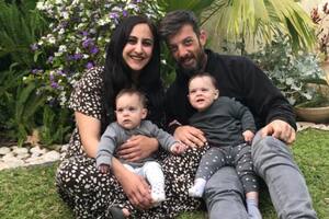 David Cunio junto a su mujer y sus hijas