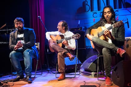 David de la Jacoba, Pepe Habichuela (el veterano guitarrista flamenco) y Carlos de la Jacoba, en una de las actuaciones en el Café Berlín de Madrid
