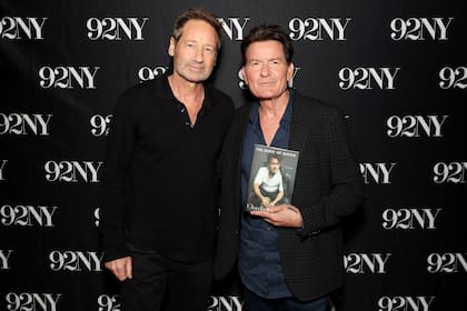 David Duchovny conversó con Charlie Sheen acerca de la edición de su libro, en Nueva York