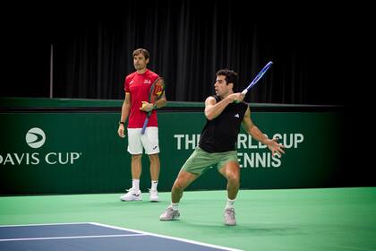 David Ferrer, capitán de España, siguiendo el entrenamiento de Jaume Munar, en el BolognaFiere: el jueves se medirán con la República Checa