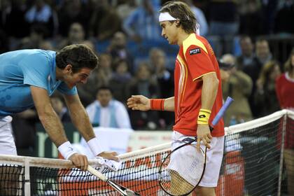 El saludo entre Ferrer y Del Potro, en la final de la Davis en Sevilla, tras el éxito del español