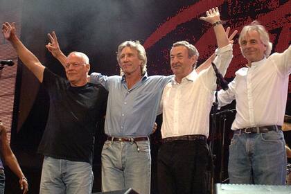 David Gilmour, Roger Waters, Nick Mason y Richard Wright en 2005 en el concierto Live 8. Pink Floyd le exigió a EMI que no venda canciones sueltas de sus discos