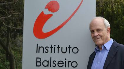 David Gross visitó el Instituto Balseiro y elogió a los científicos que trabajan allí