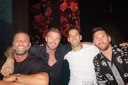 David Grutman, el “rey de la noche” de Miami (y dueño de los restaurantes a los que suelen ir), David Beckham, Sergio Busquets y Messi.
