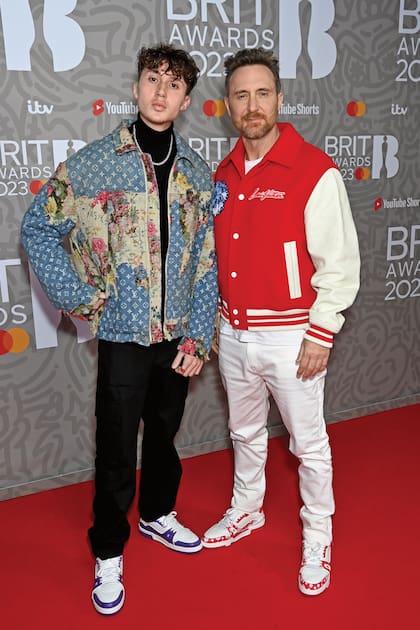 David Guetta, acompañado por su hijo Elvis, llevó chaqueta tipo universitaria y zapatillas Louis Vuitton de la colección intervenida por la artista Yayoi Kusama.