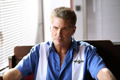 David Hasselhoff es un astronauta retirado, demostrando que en el universo Sharknado absolutamente todo puede suceder