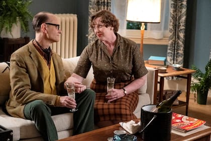 David Hyde Pierce y Sarah Lancahire interpretan al matrimonio Child en su regreso a Estados Unidos luego del éxito editorial de Julia con la publicación de El arte de la cocina sa en 1961.