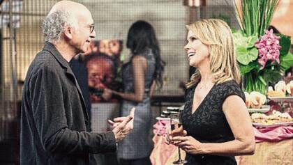 David junto a Cheryl Hines, quien interpreta a su ex esposa: siguen discutiendo como si aún estuvieran casados