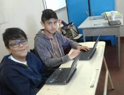 David junto a un amigo, en quinto año de la primaria, cuando empezó su amor por la tecnología