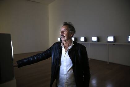 David Lamelas en el Malba con su obra Situación de tiempo (1967), considerada por la curadora María José Herrera como “la primera experiencia de videoarte de la Argentina”.