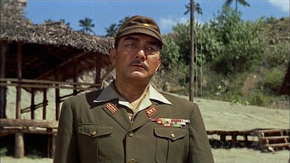 David Lean tuvo roces con el actor japonés Sessue Hayakawa, quien interpretaba al Coronel Saito, el jefe del campo de prisioneros, debido a la falta de diálogos del personaje en la segunda parte de la película.