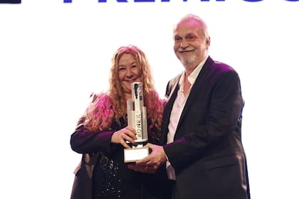 David Lebón, al recibir su premio, de manos de Claudia Puyó