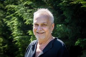 David Lebón quebró en llanto tras ser sorprendido en la presentación de su libro