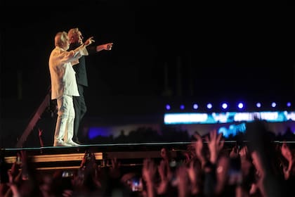 David Lebón y Pedro Aznar, emocionados en el cierre del concierto de homenaje a Serú Girán