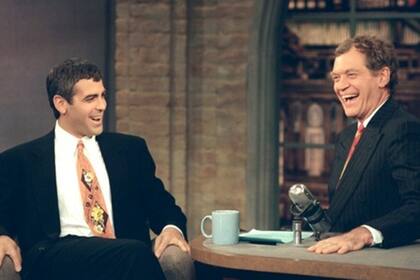 David Letterman recibe a un joven George Clooney en su ciclo The Late Show, en 1995; el actor era la estrella de ER emergencias, la serie que transcurría entre los médicos de un hospital en Chicago