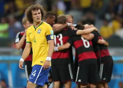 David Luiz, con la cinta de capitán, mira incrédulo a sus compañeros tras la goleada de Alemania