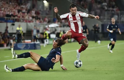 David Luiz disputó su primer partido contra el Olympiakos: solamente jugó 33 minutos antes de ser sustituido por una lesión