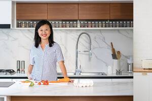 David Mamani es el creador de House of Cupcakes; Karina Gao, la mente detrás de Monpetit Glouton, dos proyectos en torno a la cocina que hoy cuentan con miles de seguidores en Instagram. ¿Cómo organizaron sus espacios de trabajo? Los invitamos a descubrirlo.