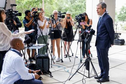 David Markus, abogado de Ghislaine Maxwell, habla con la prensa afuera del tribunal federal de Tallahassee, Florida, el 25 de julio 2025.