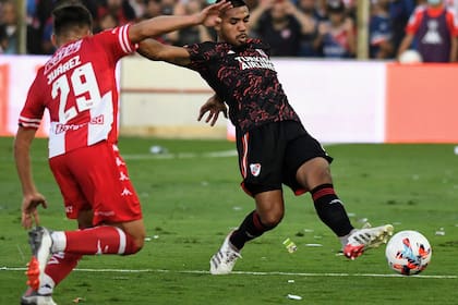 David Martínez tuvo mucho trabajo en la última línea millonaria