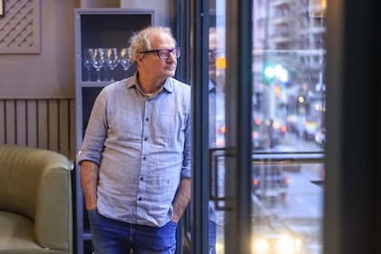 David Masajnik mira hacia calle Corrientes, pocos días después del estreno de Rocky, la obra en la que interpreta al entrenador, Mickey