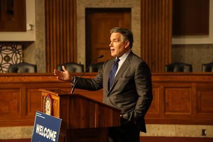 David McCormick ayudó a un equipo venezolano de béisbol a entrar a EE.UU.