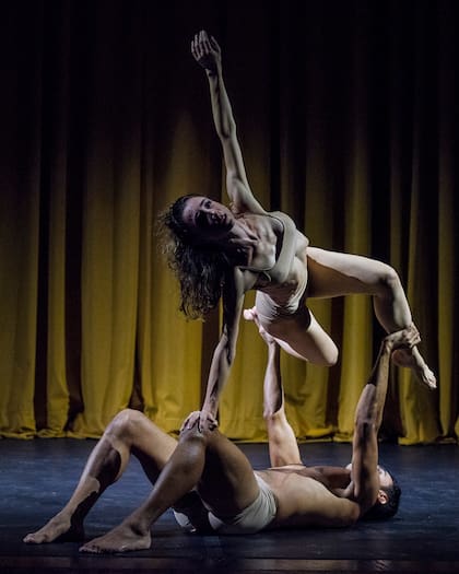 David Millán e Ivana Santaella acometen en le proscenio una coreografía de precisión quirúrgica donde cada mínimo músculo cuenta