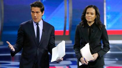 David Muir, presentador y editor en jefe de World News Tonight, y Linsey Davis, presentadora de Prime de ABC News Live