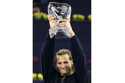 David Nalbandian con el trofeo de la Copa de Maestros 2005, en Shanghai.