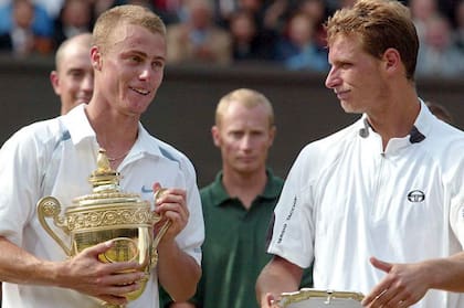 Hewitt y Nalbandian en la premiación de Wimbledon 2002. 