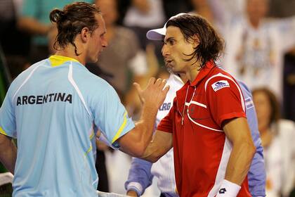 Nalbandian saluda a Ferrer, tras superarlo ampliamente en el 1er punto de la final de la Copa Davis 2008
