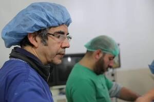 El crudo relato del cirujano que ayuda a operar a los heridos en Ucrania de manera remota