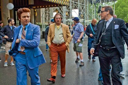 David O. Russell en pleno rodaje de Escándalo americano, junto a Jeremy Renner y Christian Bale