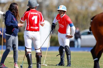 David Paradice y Adolfo Cambiaso en un descanso; el patrón australiano ganó este torneo en 2023, pero con "Poroto" Cambiaso y Bartolomé (h.) y Camilo Castagnola.
