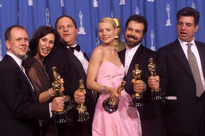 David Parfitt, Donna Gigliotti, Harvey Weinstein, Gwyneth Paltrow, Edward Zwick y Marc Norman recibieron el Oscar por Shakespeare apasionado en 1999