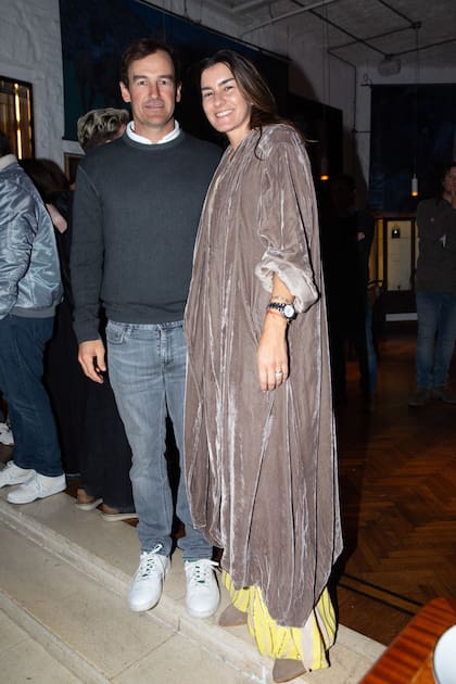 David "Pelón" Stirling junto a su mujer, María José Vercellino, que llevó una imponente capa de terciopelo.
