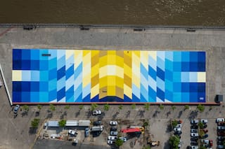 En una pista de skate de Rosario, un artista visual y muralista “desplegó” una bandera de 110 metros