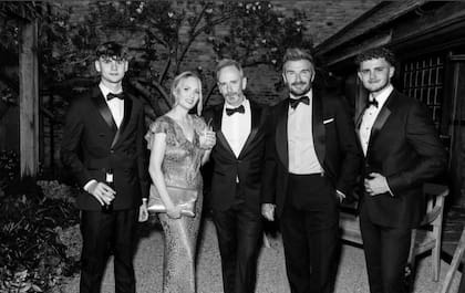 David posa con su cuñado Christian Adams, hermano de Victoria, y su familia.