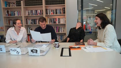 David Remnick em uma das muitas reuniões editoriais que enfrenta semanalmente à frente da publicação; nesta imagem, o momento crucial da revisão das charges humorísticas.