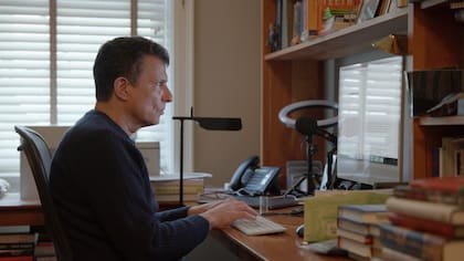 David Remnick em uma cena de "The New Yorker at 100", o documentário produzido pela Netflix que revela os segredos da grande publicação americana.