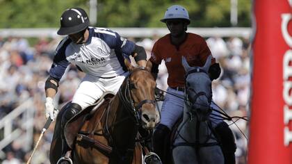 David Stirling anota uno de los 6 goles con que resultó figura; Miguel Novillo Astrada simboliza un La Aguada en penumbra