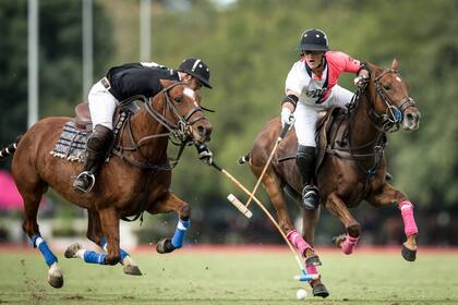 Pelón Stirling disputa la bocha en la cancha 1 de Palermo con Santiago Goñi, de Chapaleufú; La Dolfina Brava ganó la final del Campeonato Nacional con el uruguayo como líder.