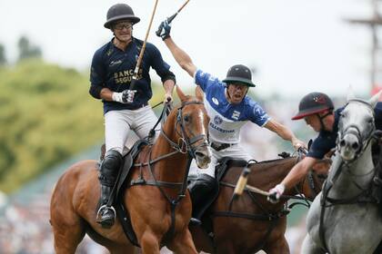 David Stirling no estará de arranque hoy ante La Irenita por una molestia. Pero no tiene dudas de Ellerstina; "tienen grandes chances de ganar si juegan bien", aludió a Hilario Ulloa, su adversario en esta imagen, los Pieres y Alfredo Cappella Barabucci.