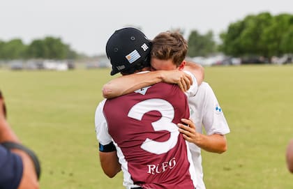 David Stirling se abraza con Beltrán Laulhé, hermano del recordado Rufino, que este jueves habría cumplido 16 años; el triunfo y la clasificación hicieron aun más emotiva la jornada para La Zeta-Kazak.