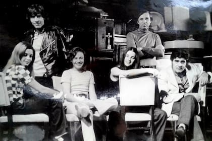 Stivel, rodeado de actores: Luisina Brando, Emilio Alfaro, Virgina Lago, Bárbara Mujica y Juan Carlos Gené