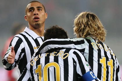 David Trezeguet, Alessandro Del Piero y Pavel Nedved celebran un gol ante Bari, en la Serie B; los tres fueron de los pocos que decidieron quedarse en Juventus pese al descenso en 2006